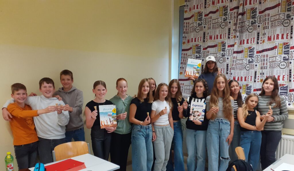 SchülerInnen mit Schulbüchern